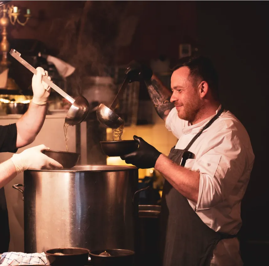 Ein Chef, der Speisen von GenussGeflüster zubereitet