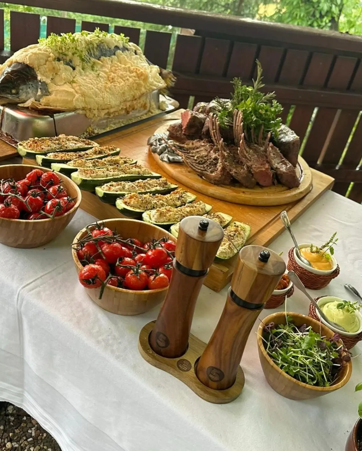 frische Lebensmittelzutaten Tomaten und frisches Brot mit Saucen von GenussGeflüster