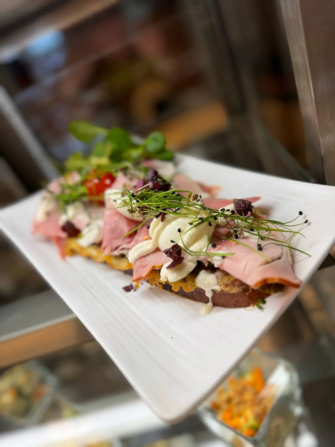 Offenes Sauerteig-Sandwich mit Schinken und Camembert mit Rucola von GenussGeflüster