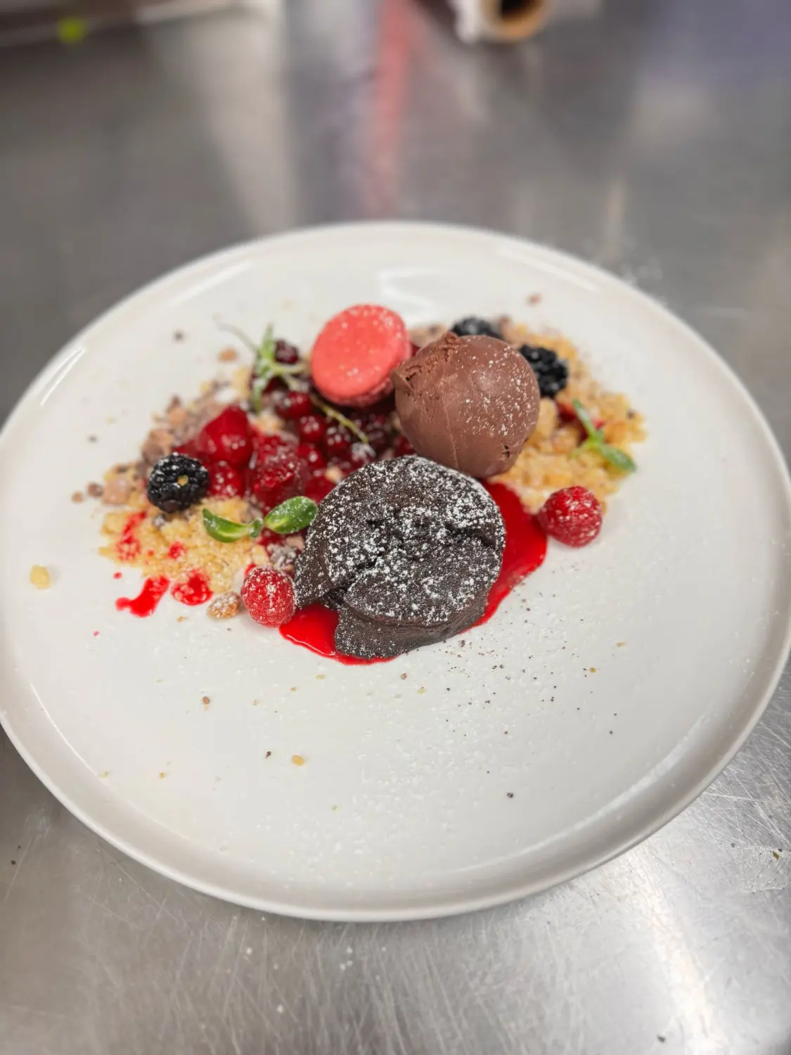 Schoko-Delikatesse, Schattenmorellenkompott, Schoko-Haferkrümel, Himbeersorbet von GenussGeflüster